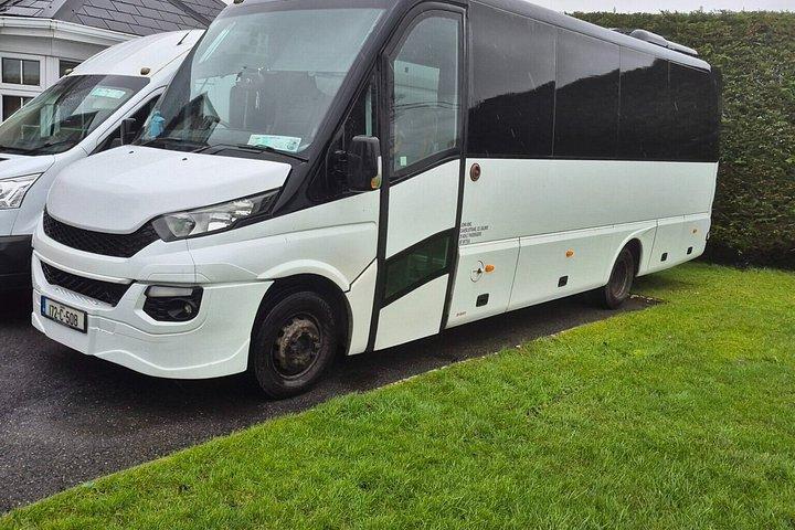 ミニバスツアーは15人までの乗客をガルウェイアイルランドのグループをレンタル