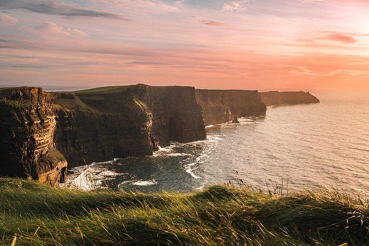 ミニバスツアーは15人までの乗客をガルウェイアイルランドのグループをレンタル