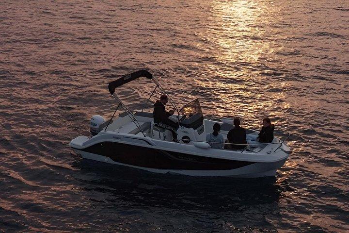 カプリ島プライベートサンセットクルーズ