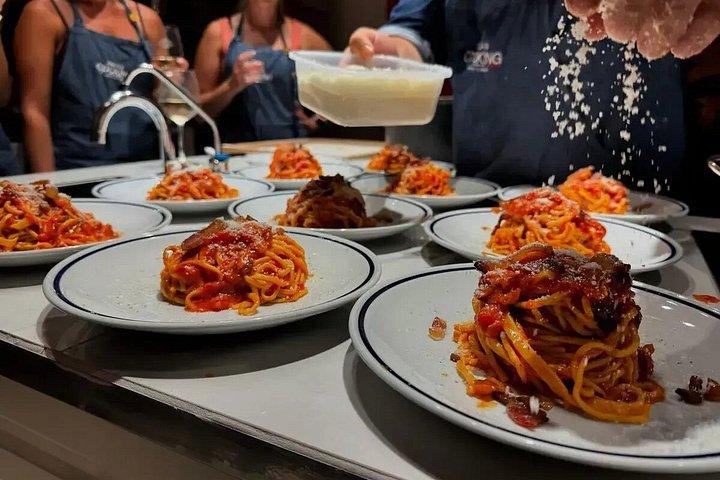 ローマの伝統的なパスタ カルボナーラなどを作る