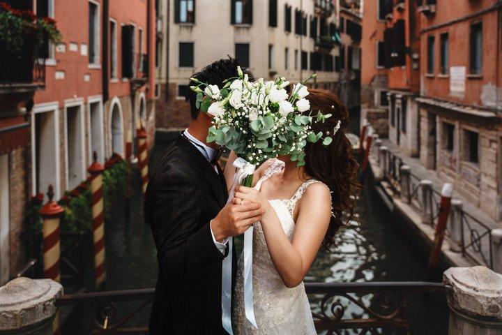 Fotografia de compromisso e casamento com um profissional local