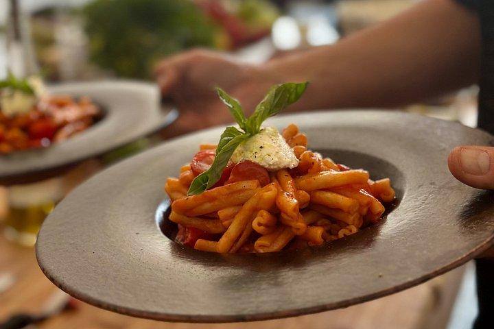 サントリーニ島の伝統的な洞窟住居で料理教室！