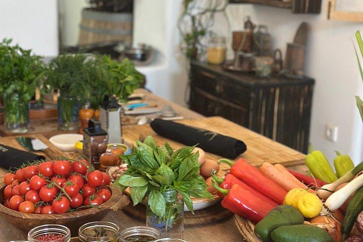 サントリーニ島の伝統的な洞窟住居で料理教室！