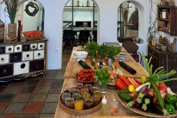 ¡Clase de cocina en una casa cueva tradicional en Santorini!