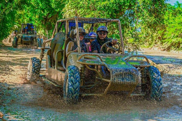 Aventura de buggy em cenote, praia de Macao e cultura dominicana.