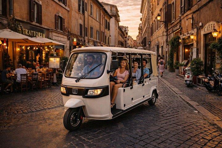 ローマのタイムレスな電動トゥクトゥク撮影サービス