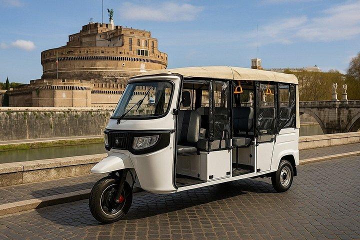 ローマは写真撮影と電動トゥクトゥクツアーを強調