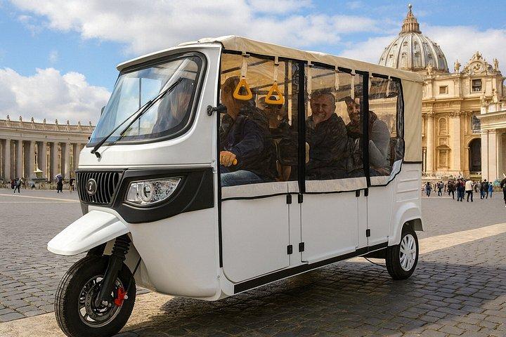 ローマは写真撮影と電動トゥクトゥクツアーを強調
