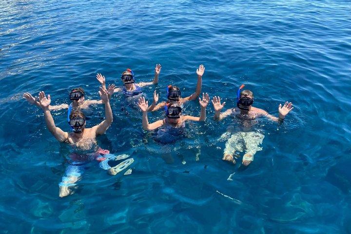 Santorini : Standard Small-Group Catamaran Vulcano, churrasco e bebidas