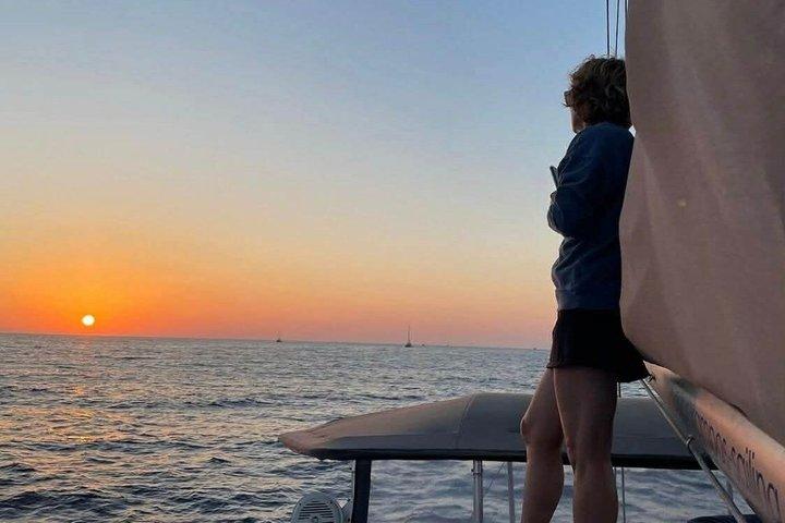 Santorini : Crucero privado en catamarán al volcán con barbacoa & bebidas