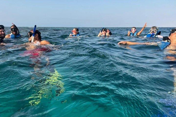 ジッダ：プライベート深海フィッシング＆バヤダ島リーフスイム