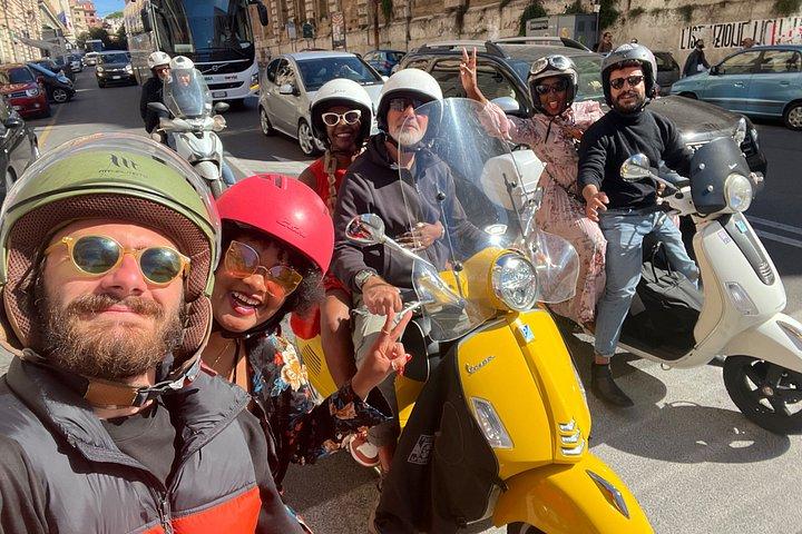 ローマ・ベスパとフィアット500小グループツアー（写真撮影オプション付き）