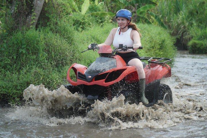 ウブドの 1 日プライベート ATV とチュービング アドベンチャー