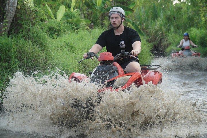ウブドの 1 日プライベート ATV とチュービング アドベンチャー