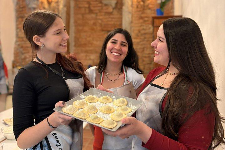 Firenze : Corso di cucina pasta con tiramisù e grembiule regalo