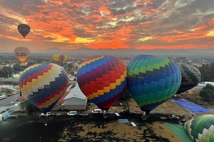Balloon flight in Teotihuacan + Cave breakfast + Tour from CDMX