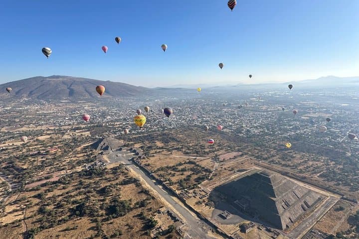 Balloon flight in Teotihuacan + Cave breakfast + Tour from CDMX