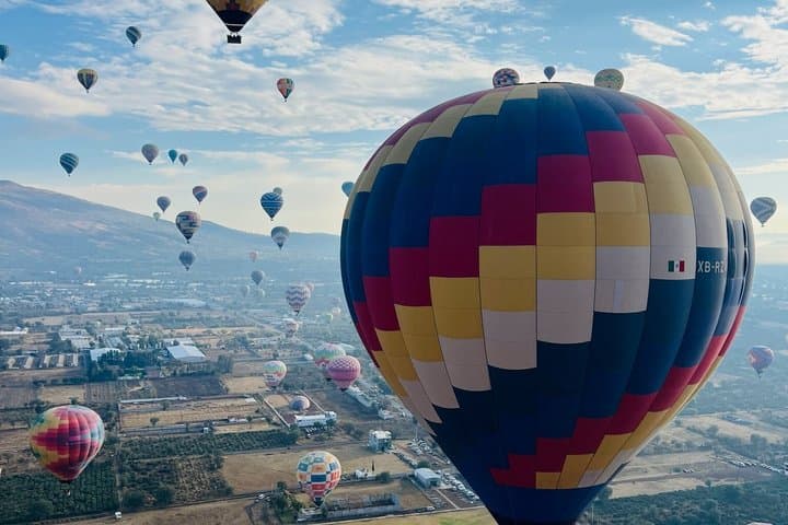 Balloon flight in Teotihuacan + Cave breakfast + Tour from CDMX