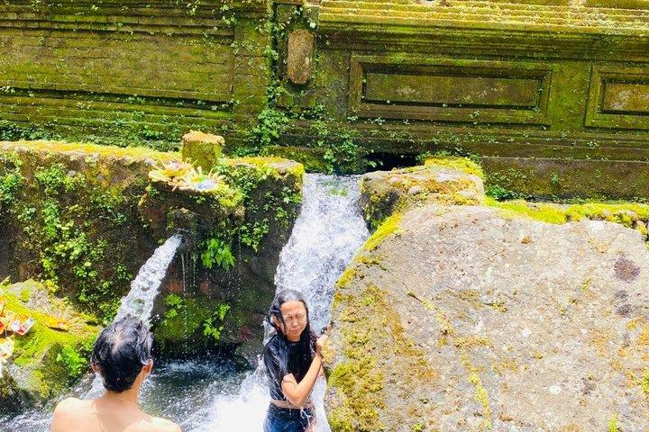 メンゲニン寺院でのウブド聖泉浄化体験