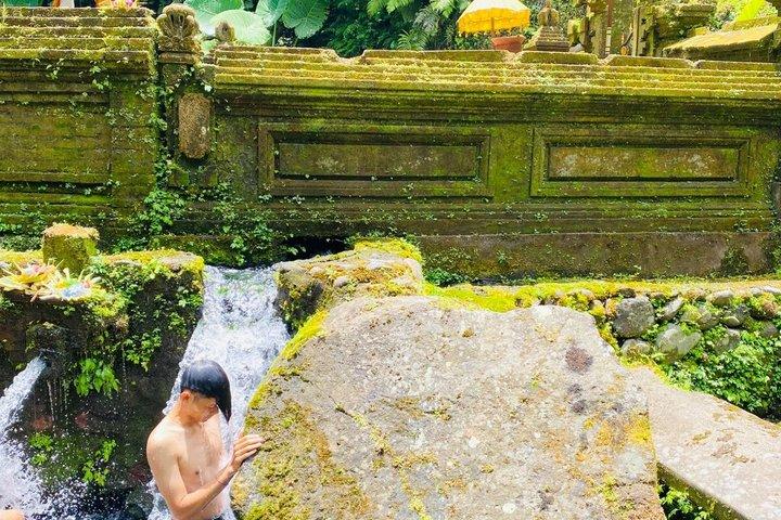メンゲニン寺院でのウブド聖泉浄化体験