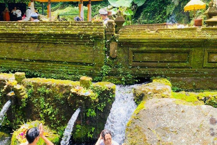 メンゲニン寺院でのウブド聖泉浄化体験