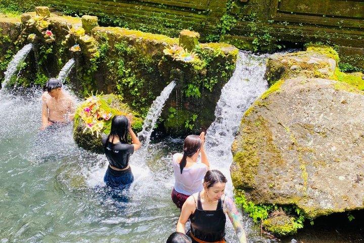 メンゲニン寺院でのウブド聖泉浄化体験