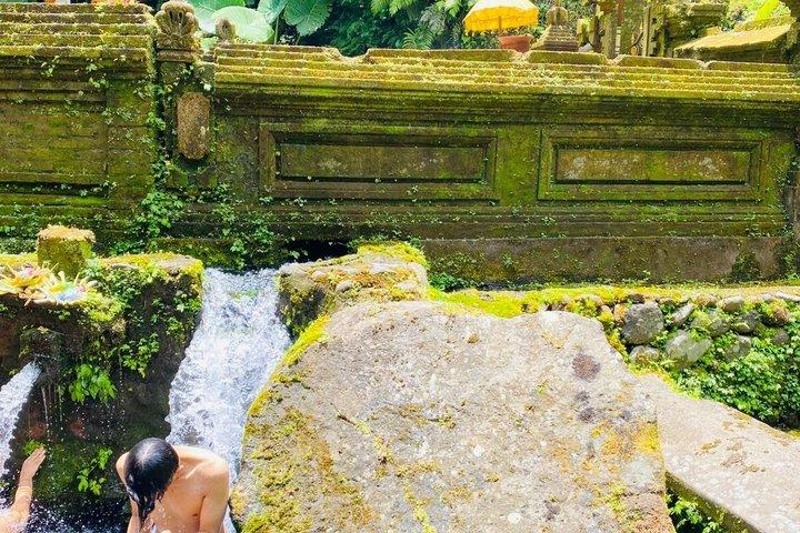メンゲニン寺院でのウブド聖泉浄化体験