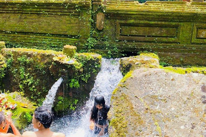 メンゲニン寺院でのウブド聖泉浄化体験