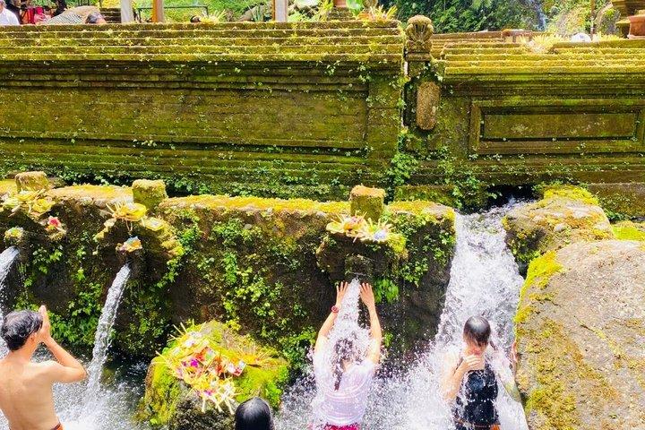 メンゲニン寺院でのウブド聖泉浄化体験