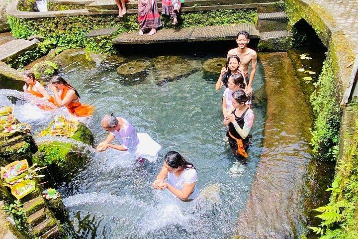メンゲニン寺院でのウブド聖泉浄化体験