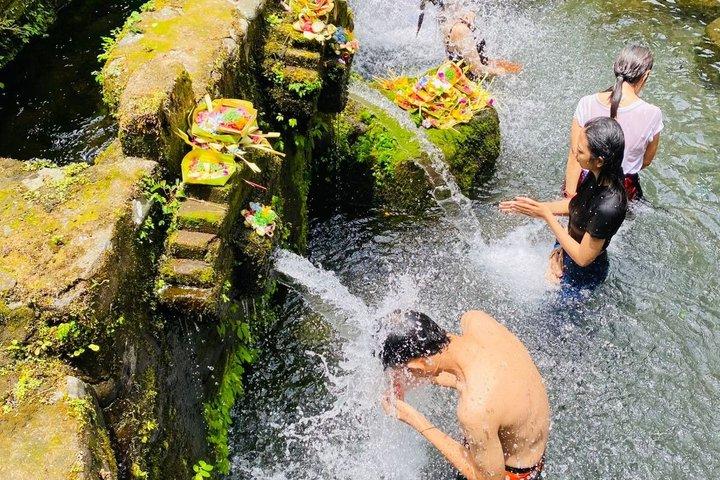 メンゲニン寺院でのウブド聖泉浄化体験