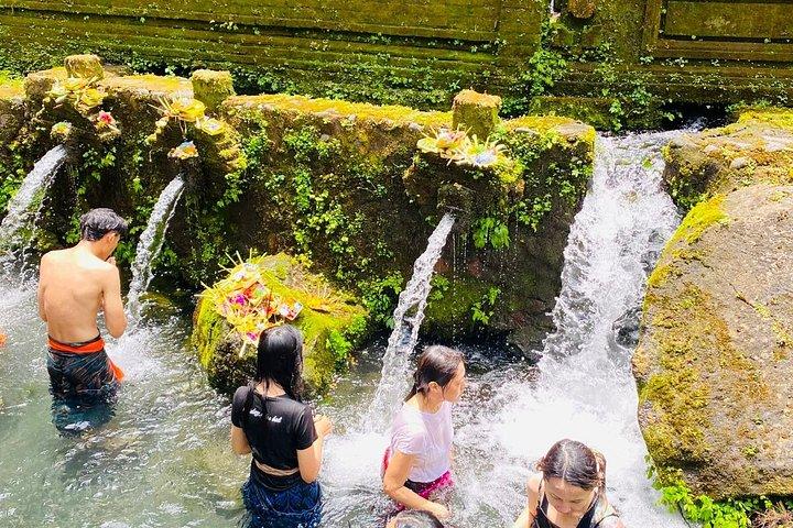 メンゲニン寺院でのウブド聖泉浄化体験