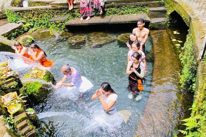 メンゲニン寺院でのウブド聖泉浄化体験