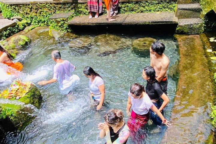 メンゲニン寺院でのウブド聖泉浄化体験