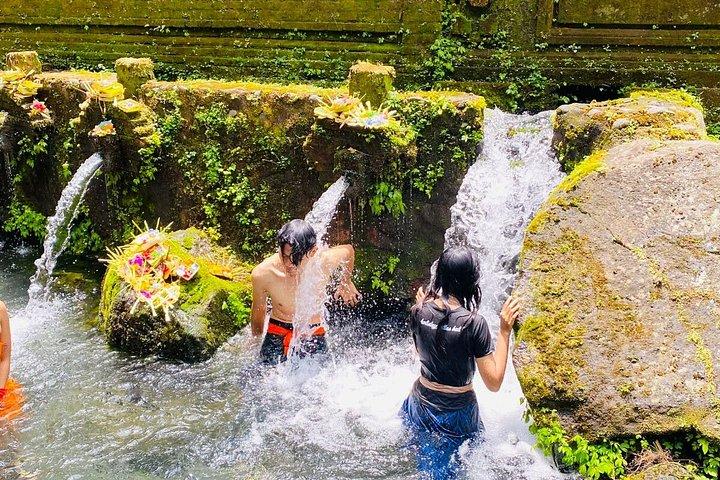 メンゲニン寺院でのウブド聖泉浄化体験