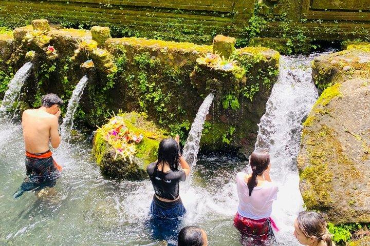 メンゲニン寺院でのウブド聖泉浄化体験