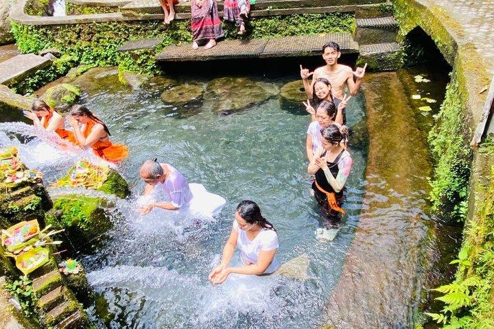 メンゲニン寺院でのウブド聖泉浄化体験
