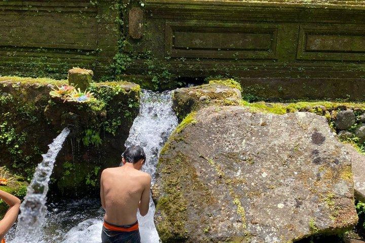 メンゲニン寺院でのウブド聖泉浄化体験