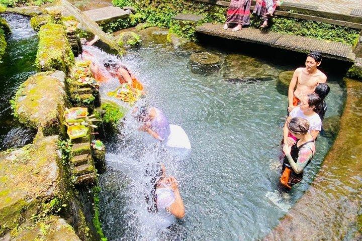 メンゲニン寺院でのウブド聖泉浄化体験
