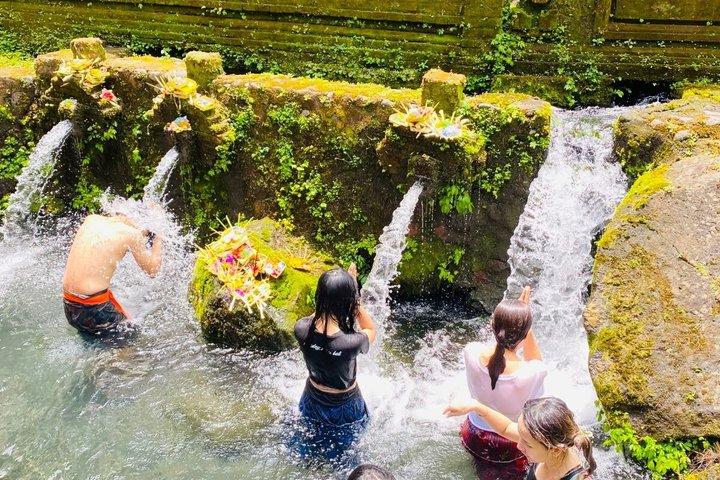 メンゲニン寺院でのウブド聖泉浄化体験