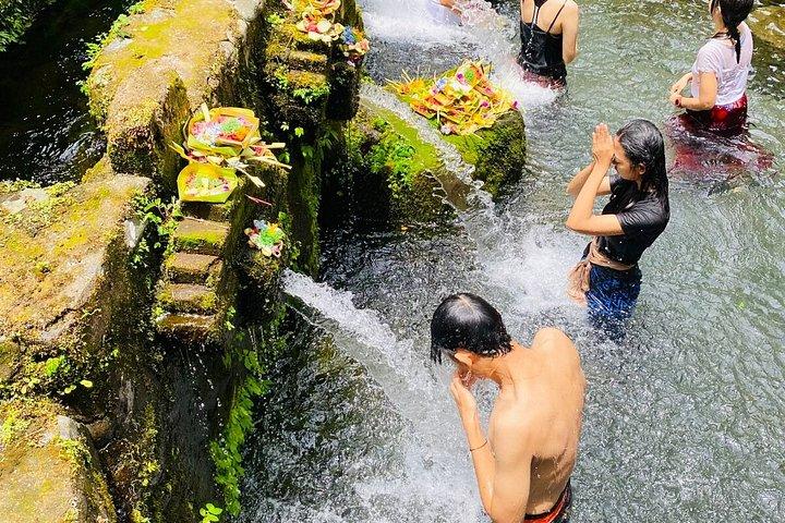 メンゲニン寺院でのウブド聖泉浄化体験