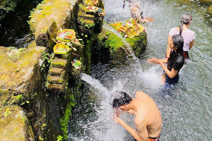メンゲニン寺院でのウブド聖泉浄化体験