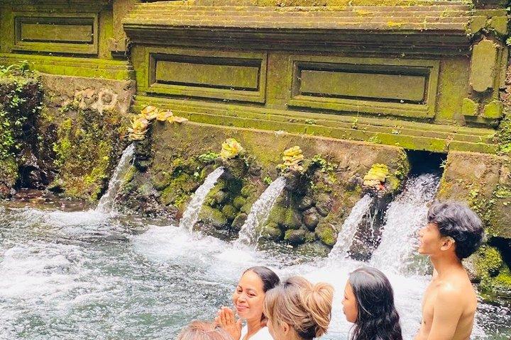 メンゲニン寺院でのウブド聖泉浄化体験