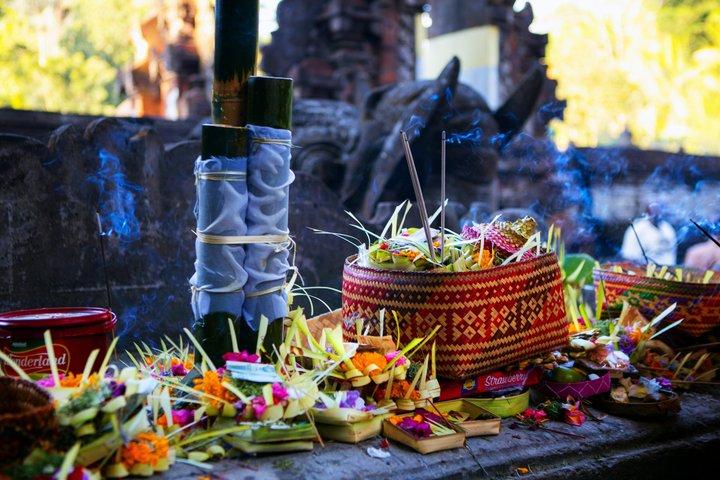 メンゲニン寺院でのウブド聖泉浄化体験