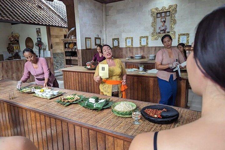 ウブド：パオンバリ料理教室とバトゥアン寺院ツアー