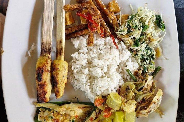 ウブド：パオンバリ料理教室とバトゥアン寺院ツアー