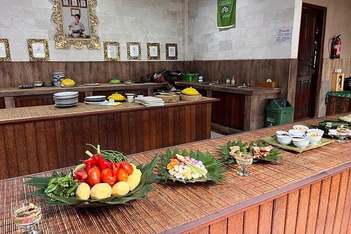 ウブド：パオンバリ料理教室とバトゥアン寺院ツアー