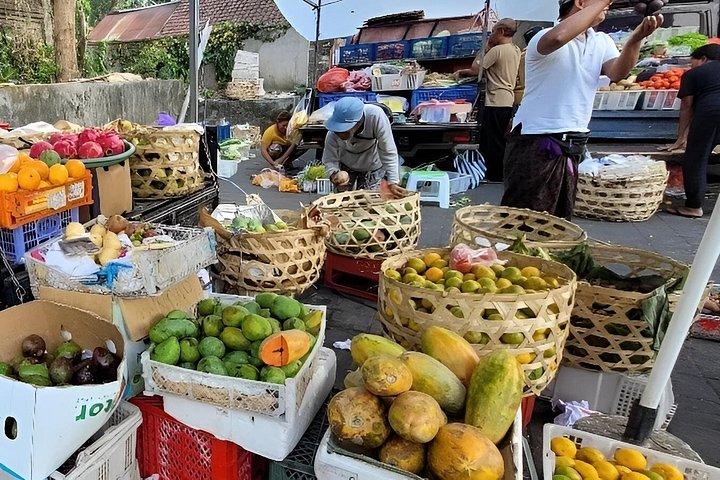 ウブド：パオンバリ料理教室とバトゥアン寺院ツアー