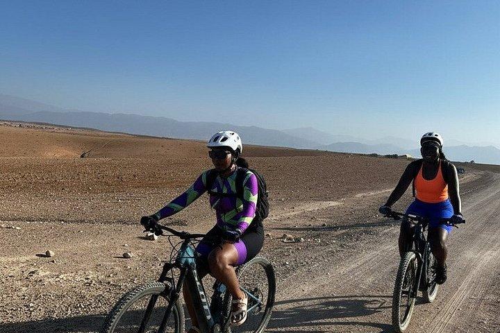 マラケシュの電動自転車、アガファイでのランチと陶芸体験