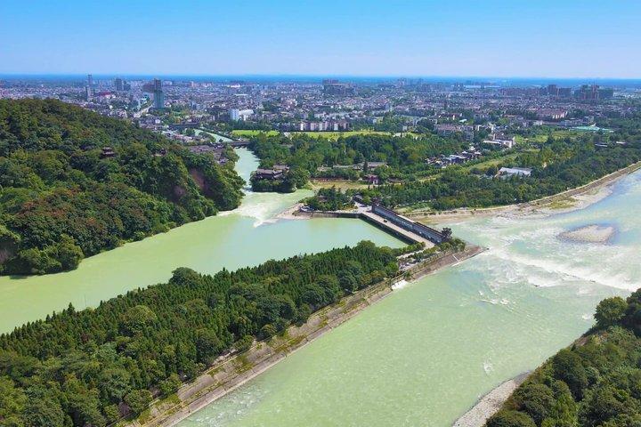 成都発プライベート青城山と都江堰灌漑ツアー